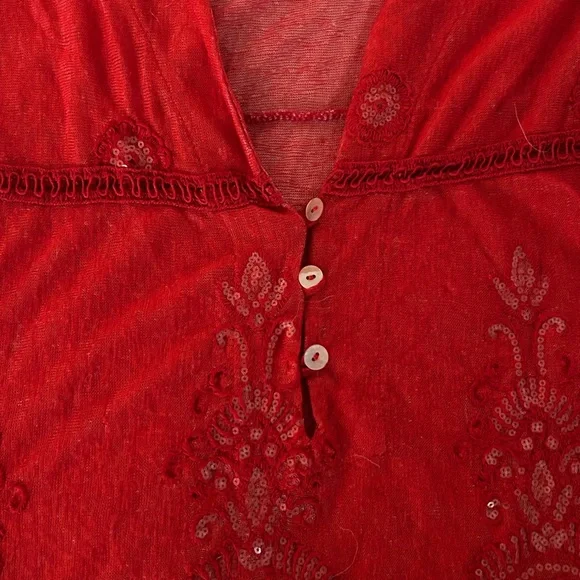 red sleveless blouse - Picture 3 of 5